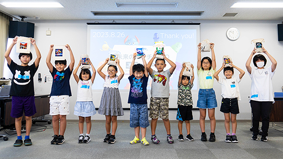 ワークショップ参加の子供達集合写真