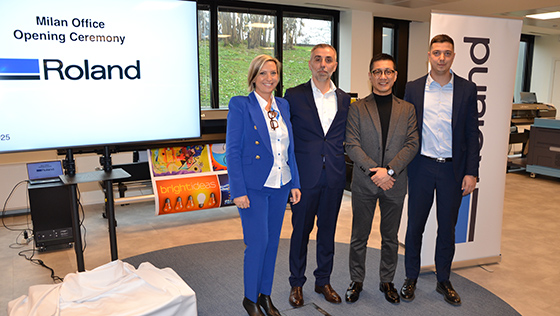Commemorative photo at the opening ceremony of the Milan office