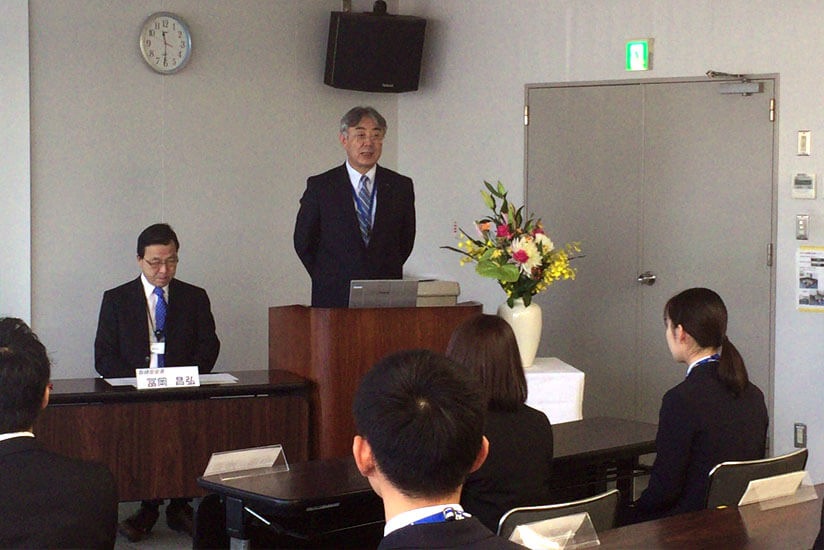 President Fujioka expressing his hopes and expectations to the new employees.