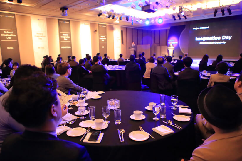 Guests listened carefully to presentations on the Roland DG brand vision and overseas success stories.
