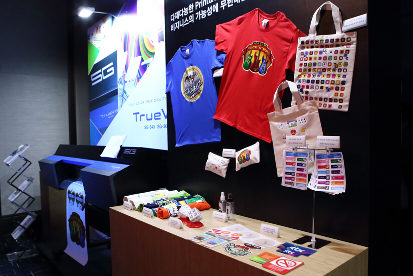 We exhibited a range of original promotional items like T-shirts decorated by inkjet printers.