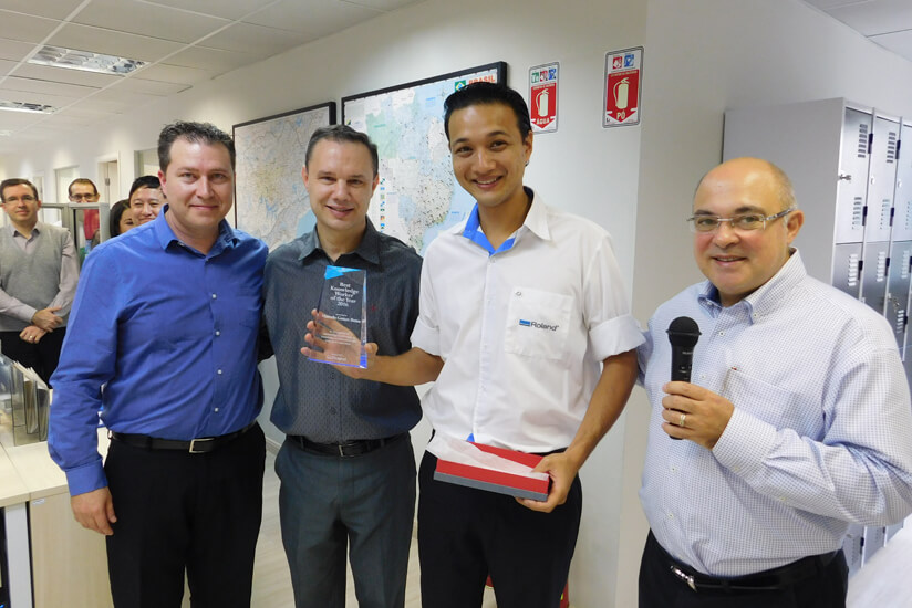 Roland DG Brasilのテクニカルマネージャー、Alan Carmona Pepe（写真左から1人目）「この活動により、ブラジルのサービスチームのプロフェッショナル意識やチームワークも高まりました。Botaoさんが、これからもお客様に優れたサービスを提供することを期待しています」