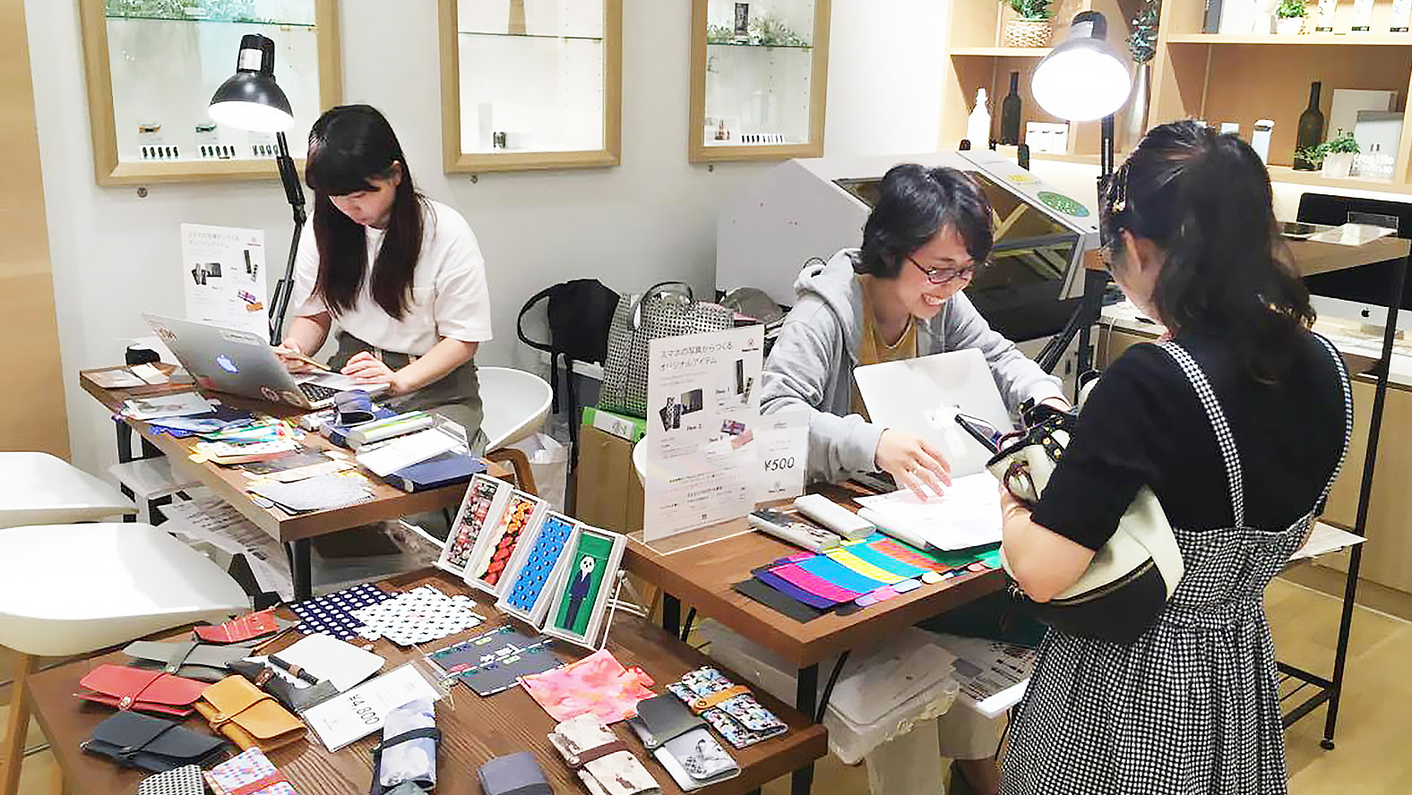 Customization event at Ploom Shop located in Canal City Hakata