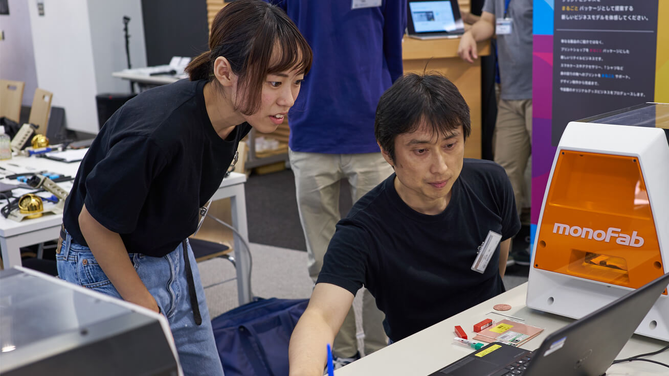Student staff from Fab Lab Hiratsuka provided advice on how to use a 3D milling machine.