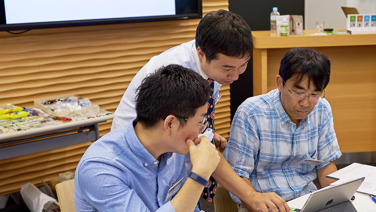 Participants receiving advice from Professor Doyo.