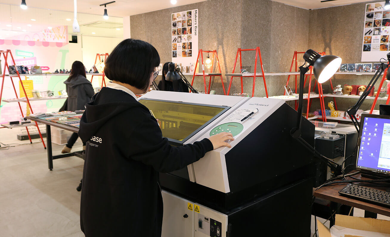 Roland DG’s LEF-200 UV printer being used by staff at the shop to print out customer designs.