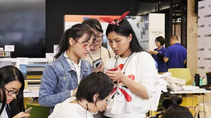 Fablab O staff Gao Xiaojing (on right) showing participants how to use the app.