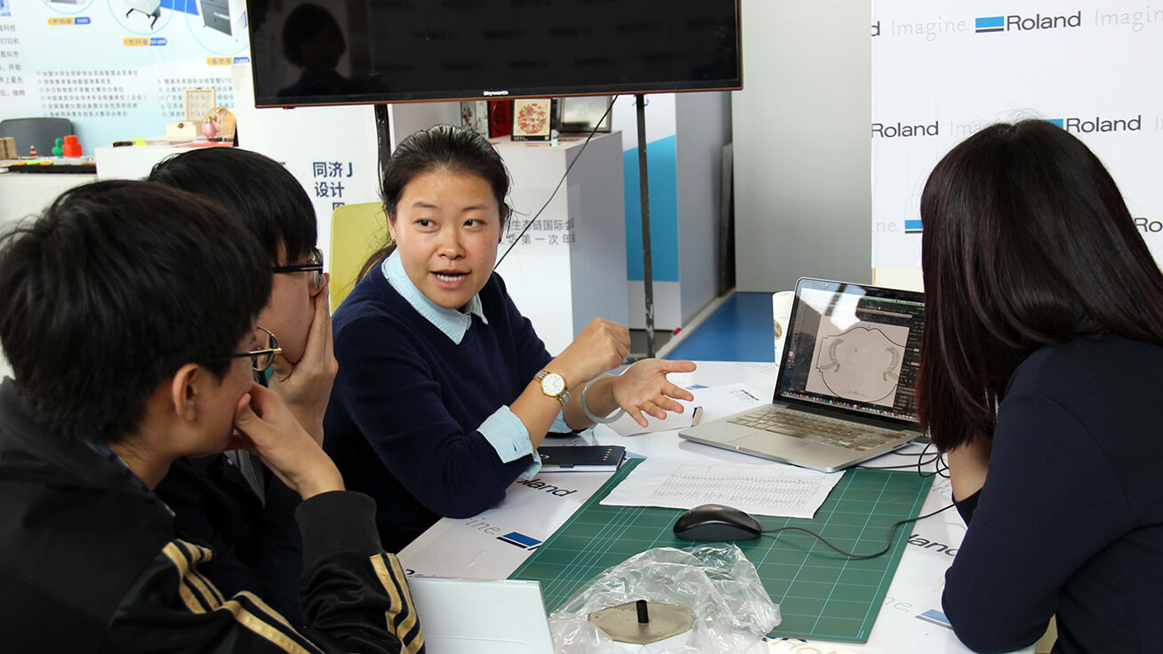 Shanghai Fab Lab Xinchejian staff Feng Jia (third from left) was in charge of the 3D milling machine program.