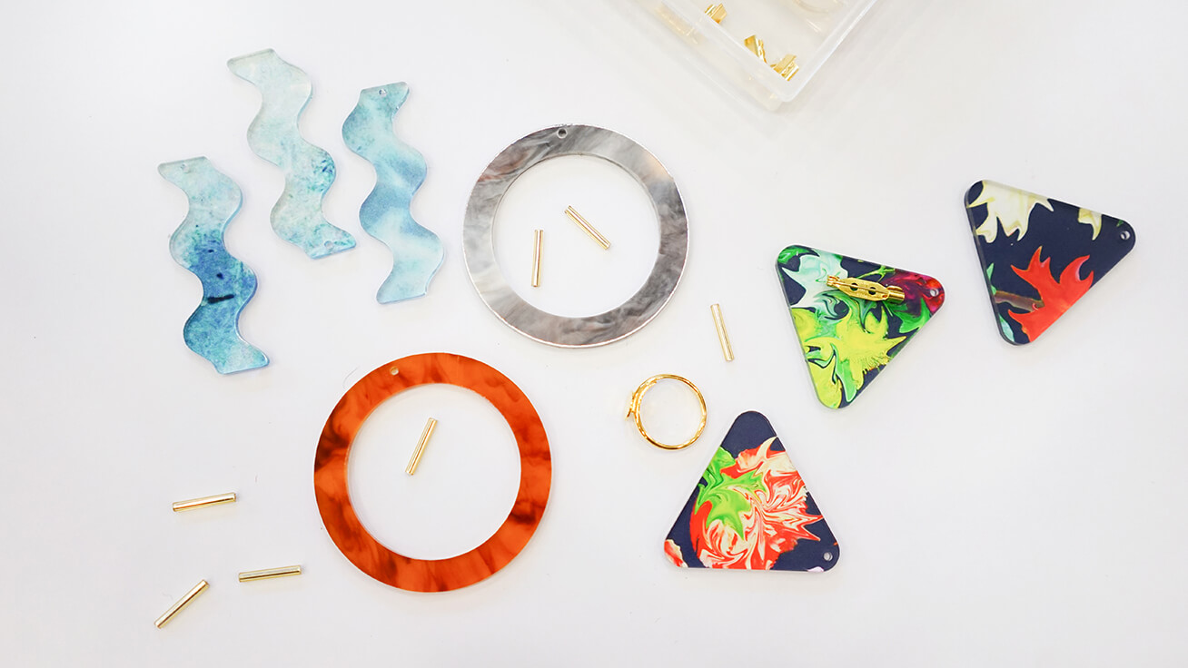 Workshop participants made one-of-a-kind earrings, piercings or pins by selecting parts with colored or patterned materials, and parts printed with photos and illustrations.