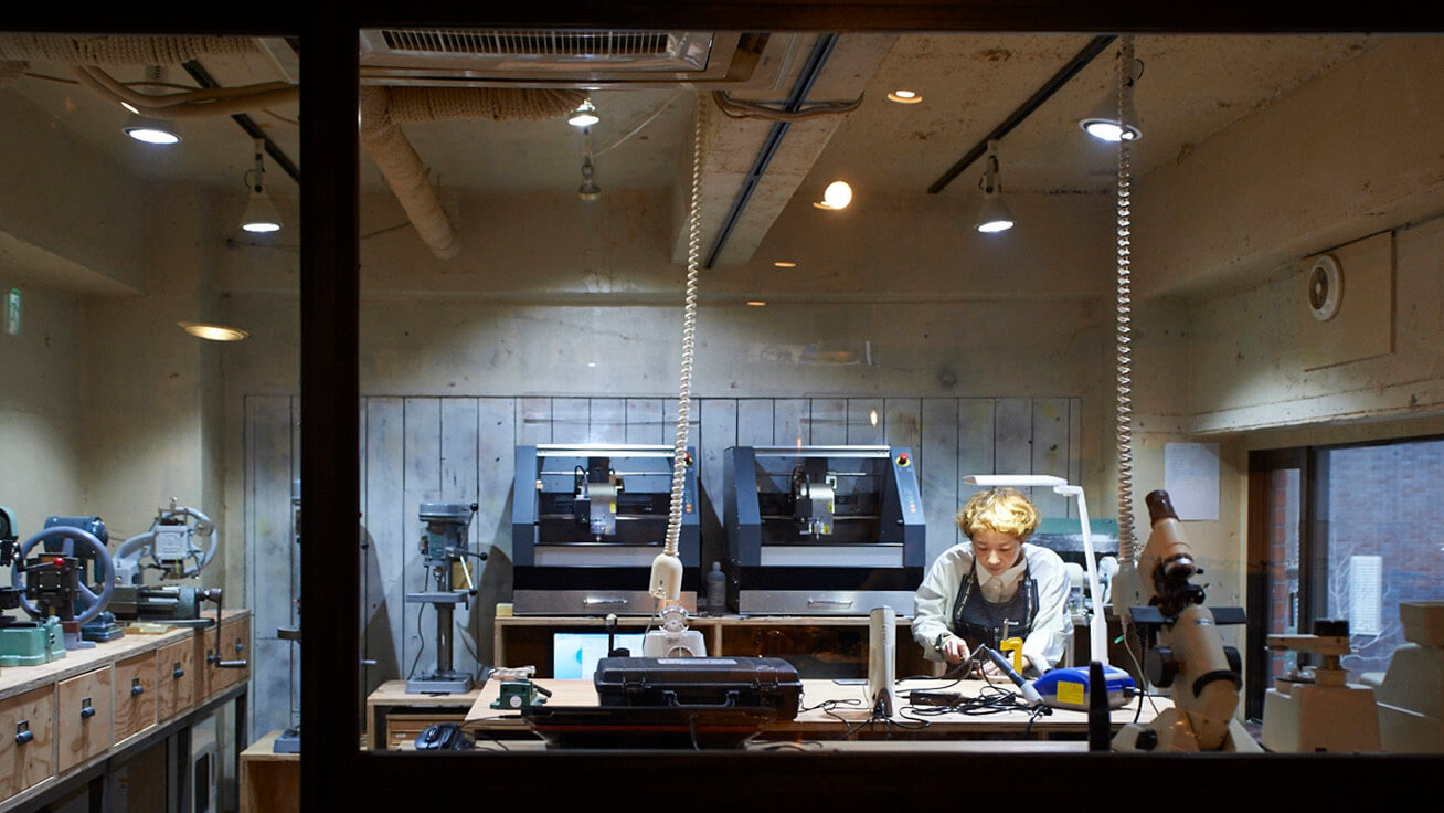 Artisan Moe Kawatani machining a frame in the fabricating studio