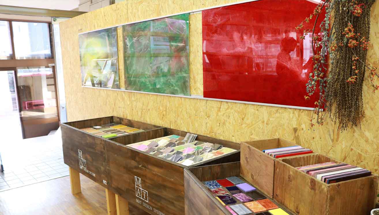 Customers can browse through and purchase some 700 types of acrylic sheets in various colors and sizes.