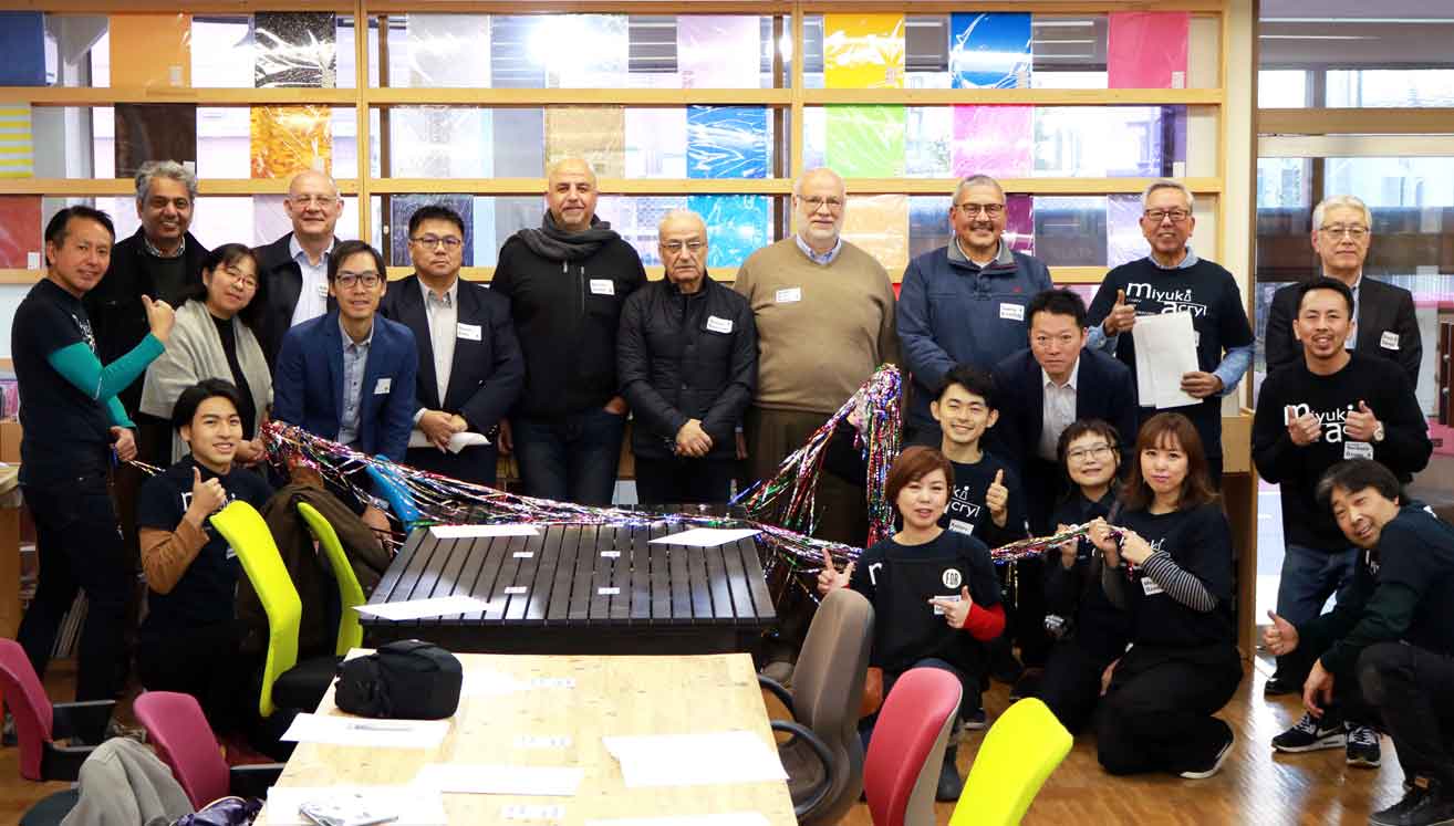 Miyuki Acryl staff welcomed our overseas sales partners in charge of Roland DG product sales in the Middle East, Africa and Taiwan regions.