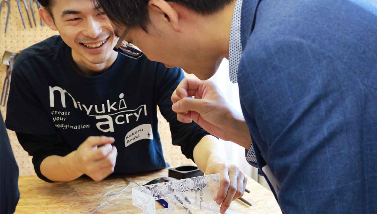 Taking a hands-on, practical approach to learning about acrylic fabrication.