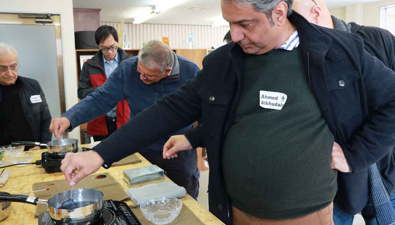 Participants expressed their amazement when dyeing their acrylic pieces in pots.