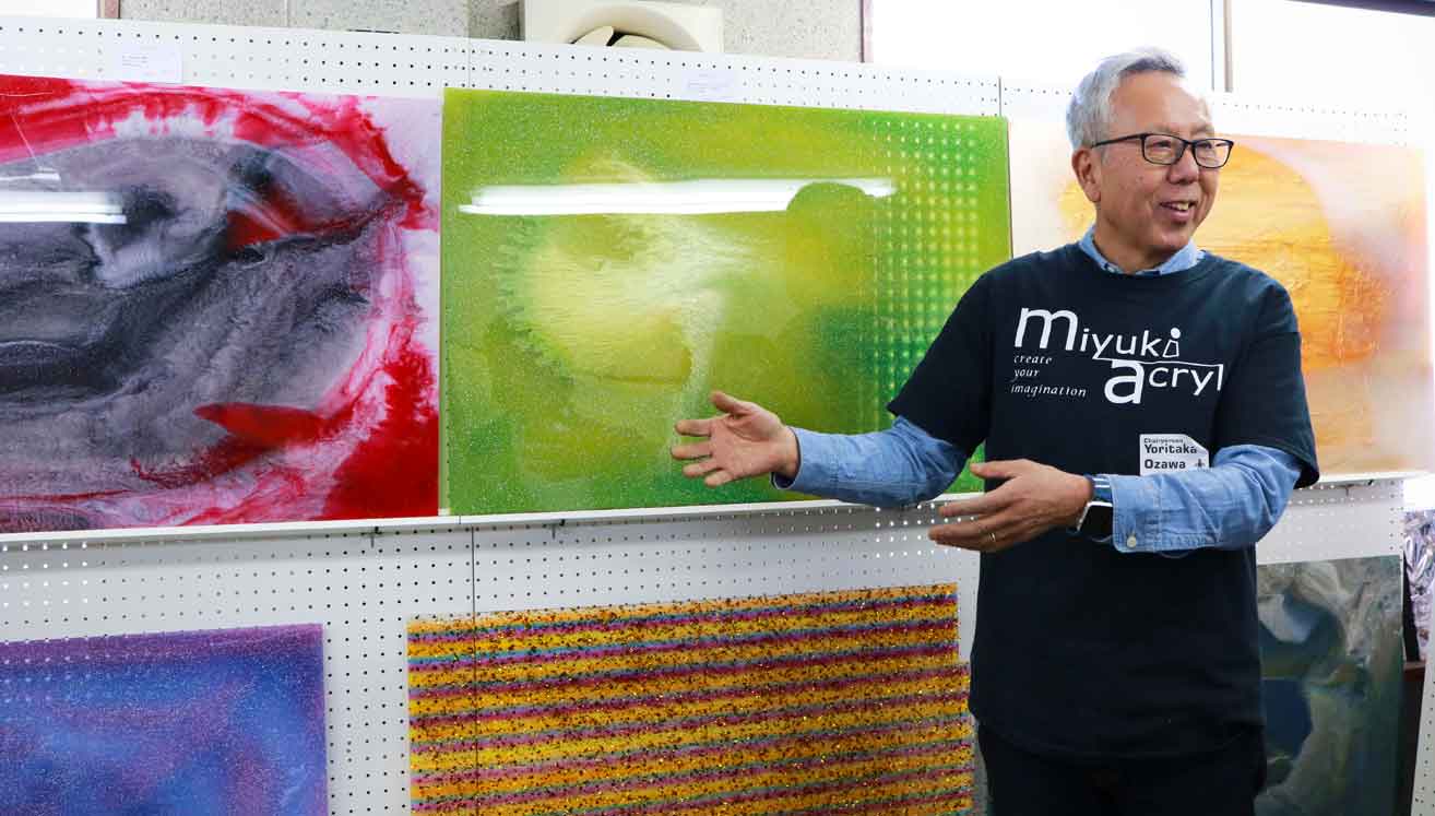 Chairperson Yoritaka Ozawa explaining about vintage acrylic.