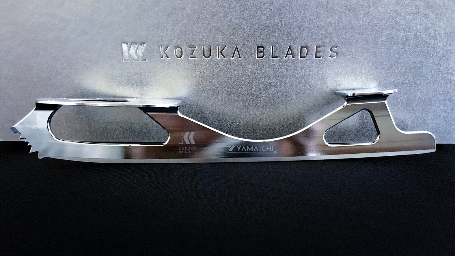 山一ハガネと小塚崇彦さんが共同開発したフィギュアスケート用ブレード「KOZUKA BLADES」