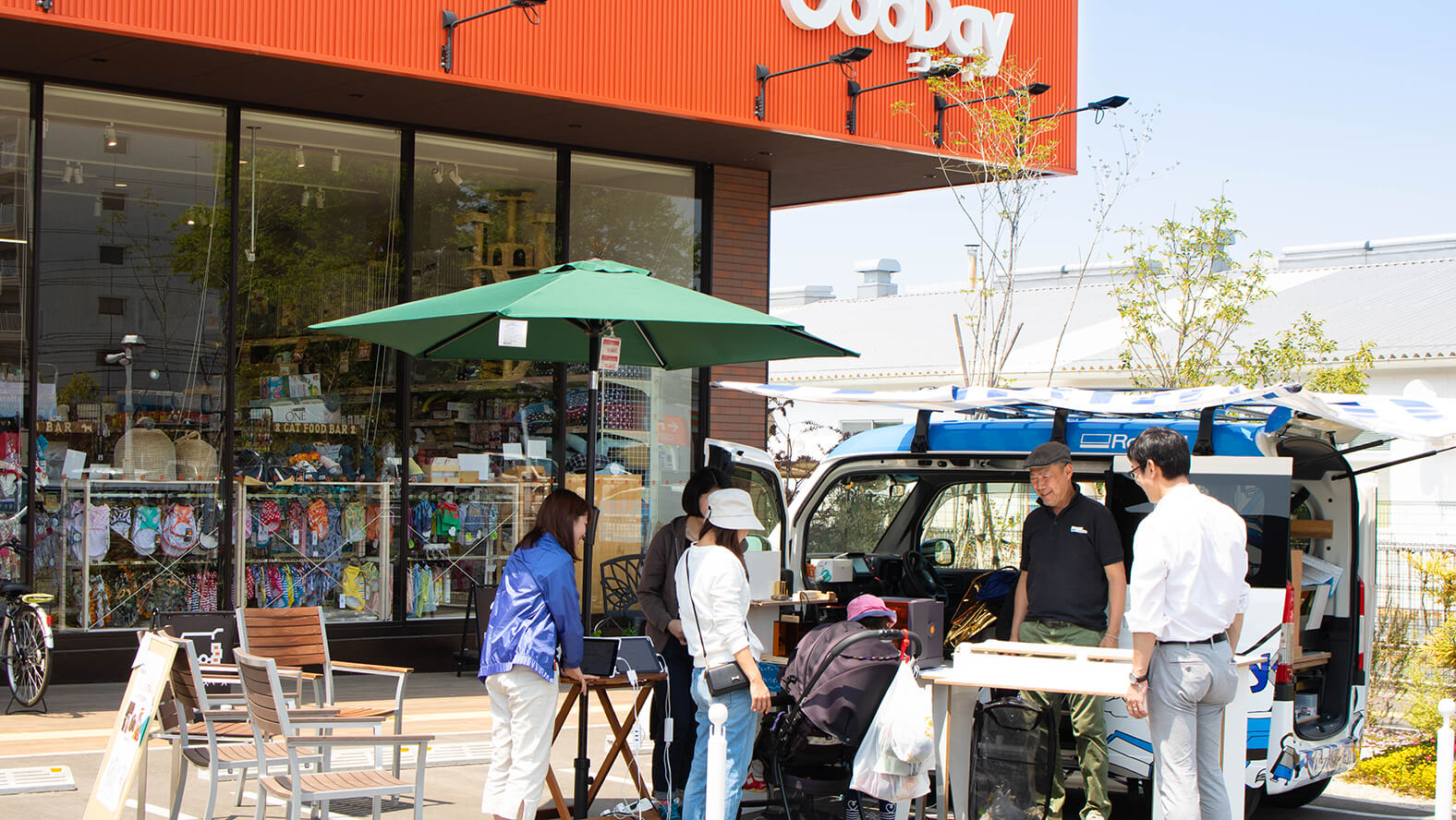 The first mobile workshop tour of Roland DG’s custom vehicle COTOVAN around Kyushu