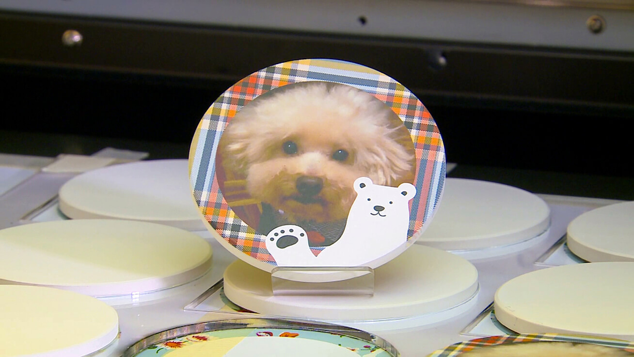 Coasters printed with pet photos were popular with visitors.