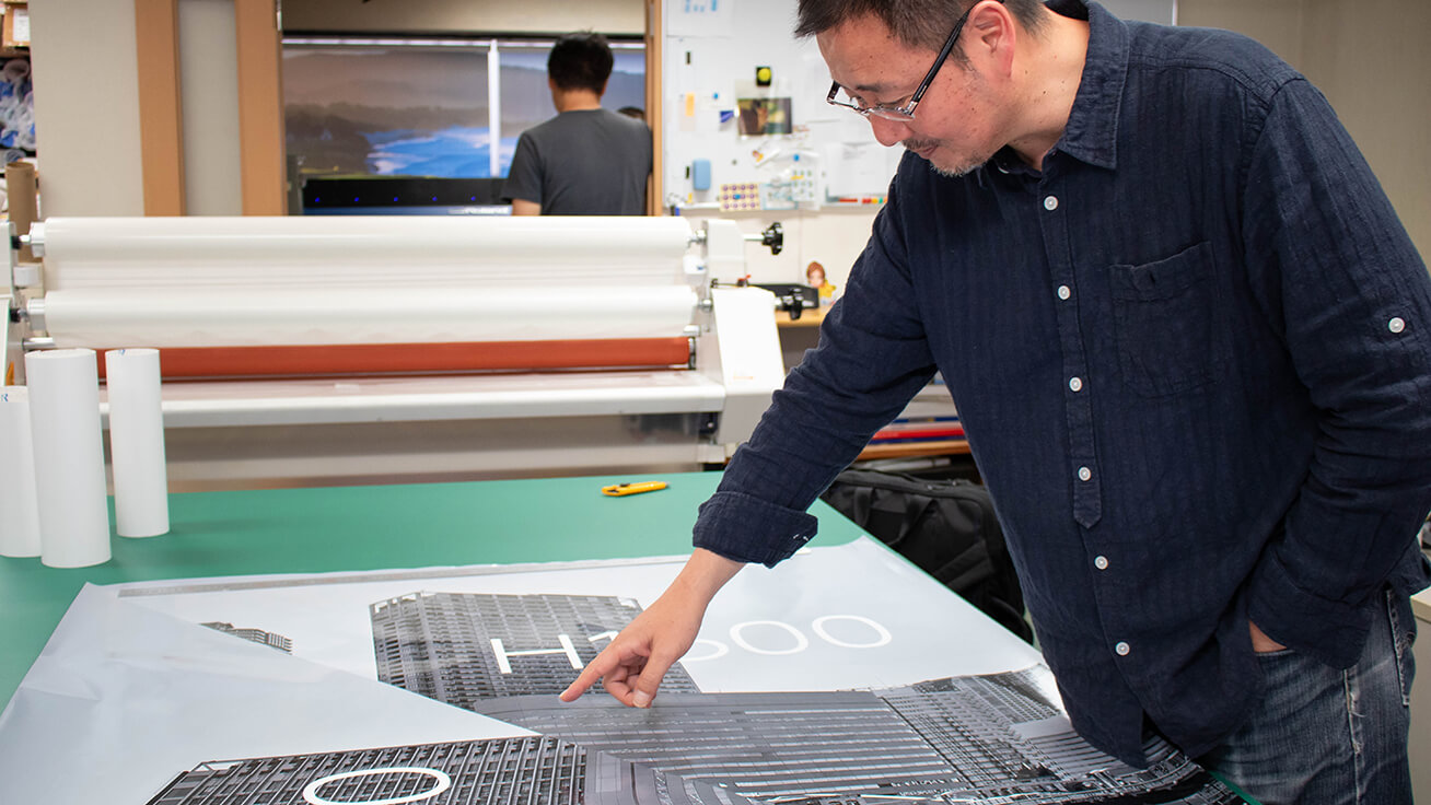 Miyata showed us a printed monochrome sign that will actually be used for on-site trial mounting.