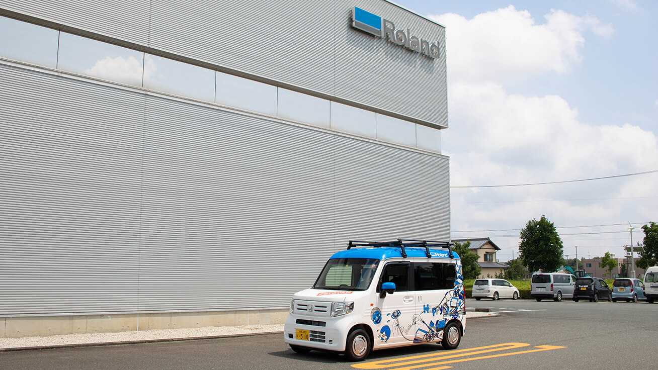 Our custom vehicle COTOVAN, which is loaded with Roland DG's tools and can drive around to host workshops