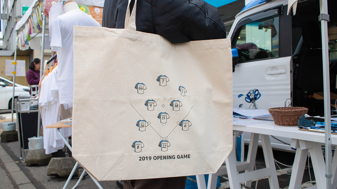 Tote bag printed with the 2019 opening game lineup players.