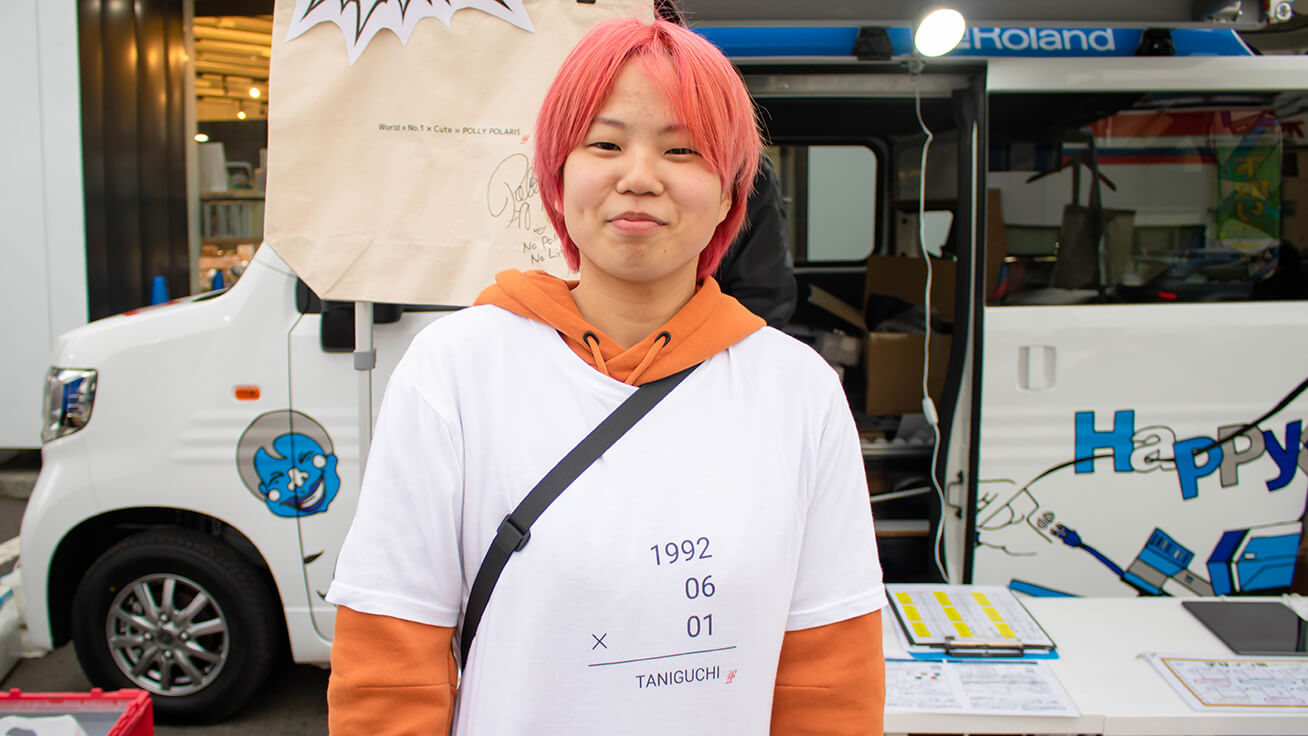 CLUBHOUSE staff Rina Hisaoka made a shirt printed with the birthday of her favorite player, Yuya Taniguchi.