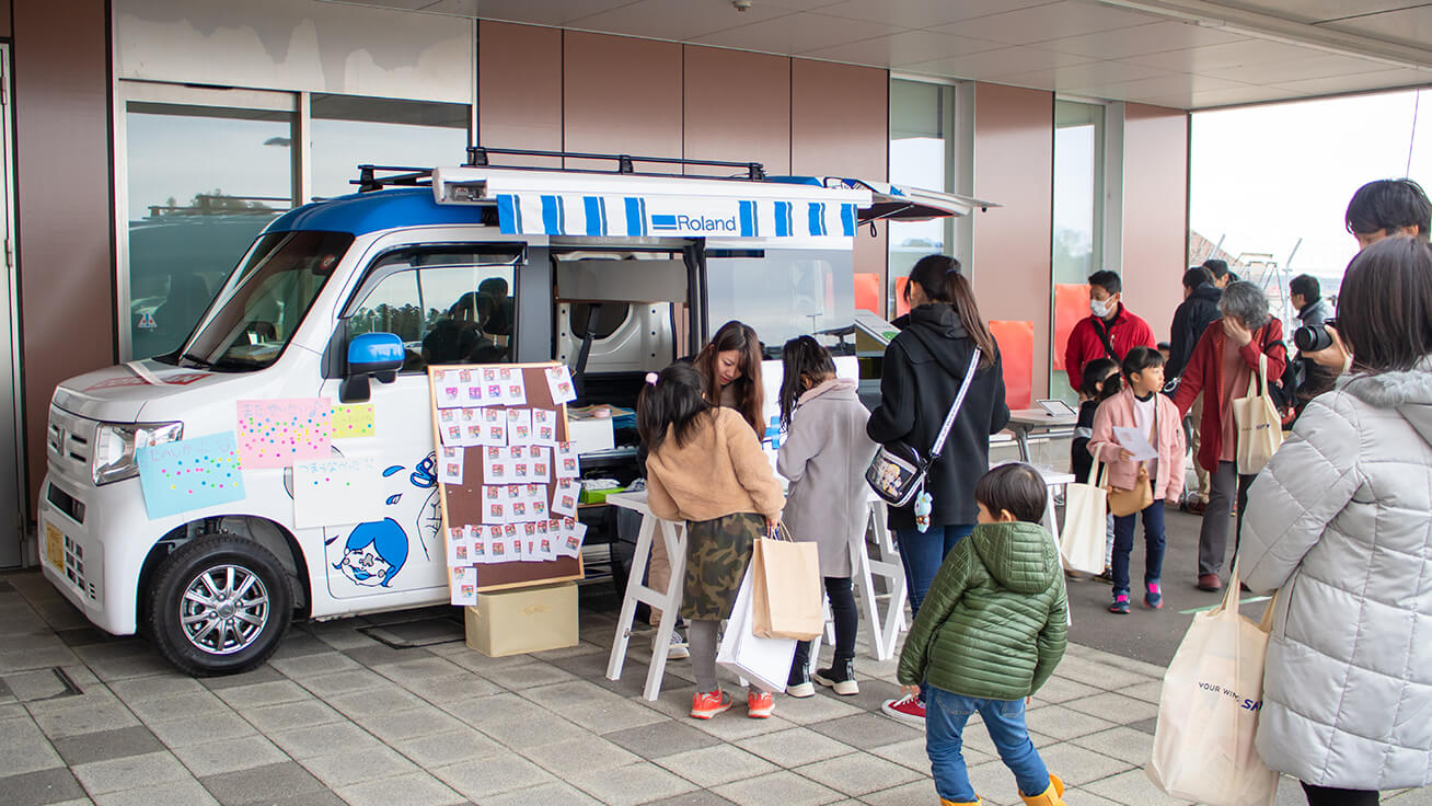 The hands-on workshop of Roland DG's custom COTOVAN vehicle with UV printer