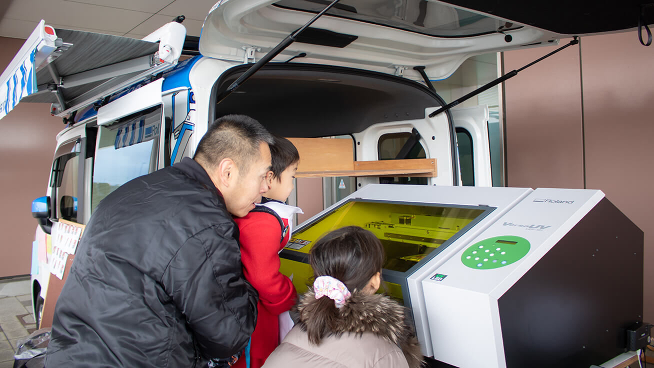 Even the kids were fascinated as the LEF-12i UV printer created their key rings.