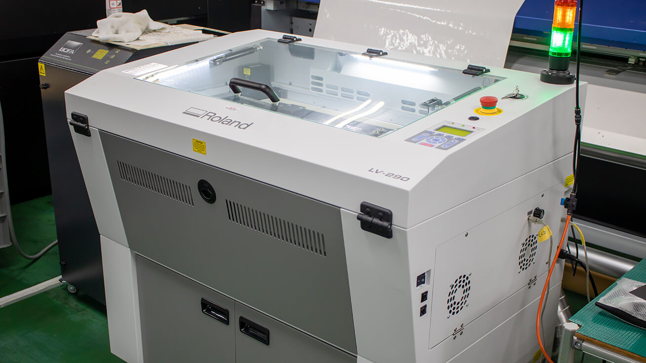The LV laser engraver can cut the sheet in just a few seconds.