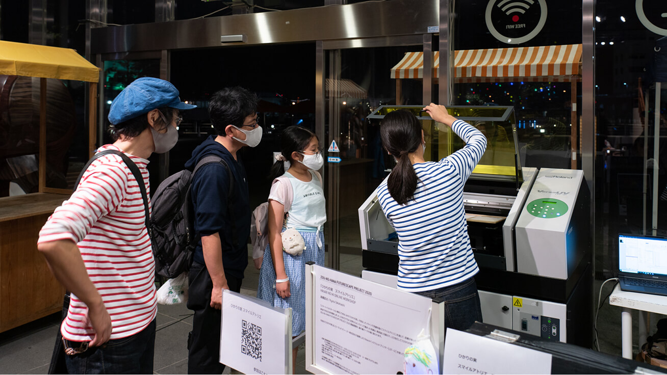 A UV printer in action at a workshop. (Photo: Hajime Kato)