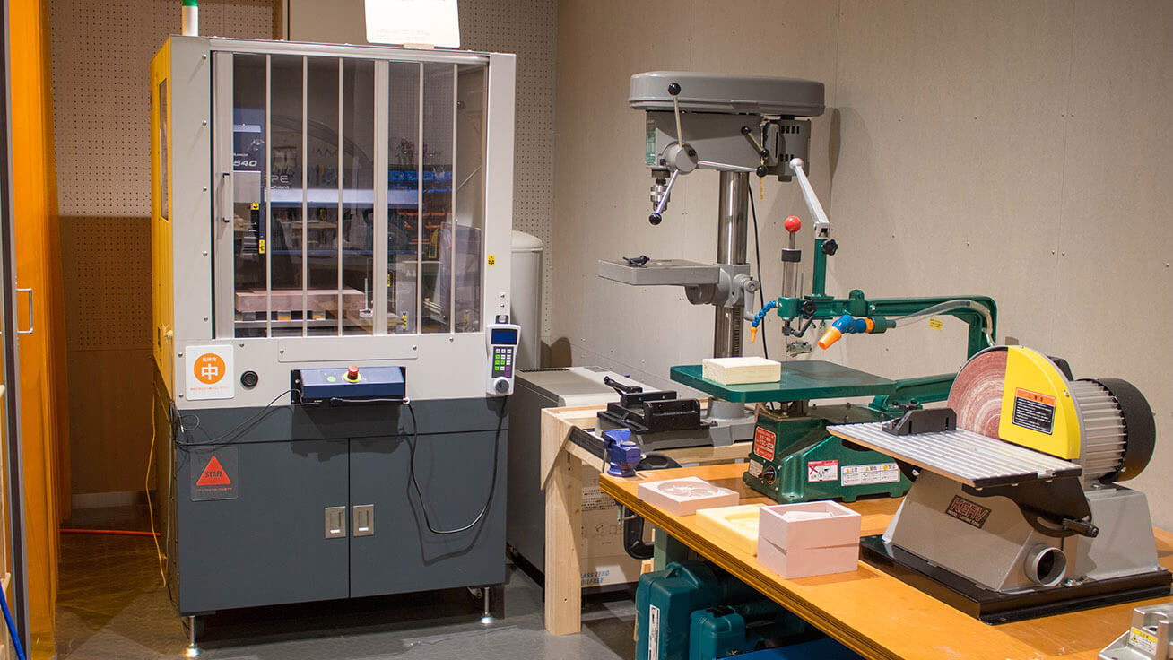 The woodworking area is equipped with the MODELA PRO II MDX-540S-AP milling machine.