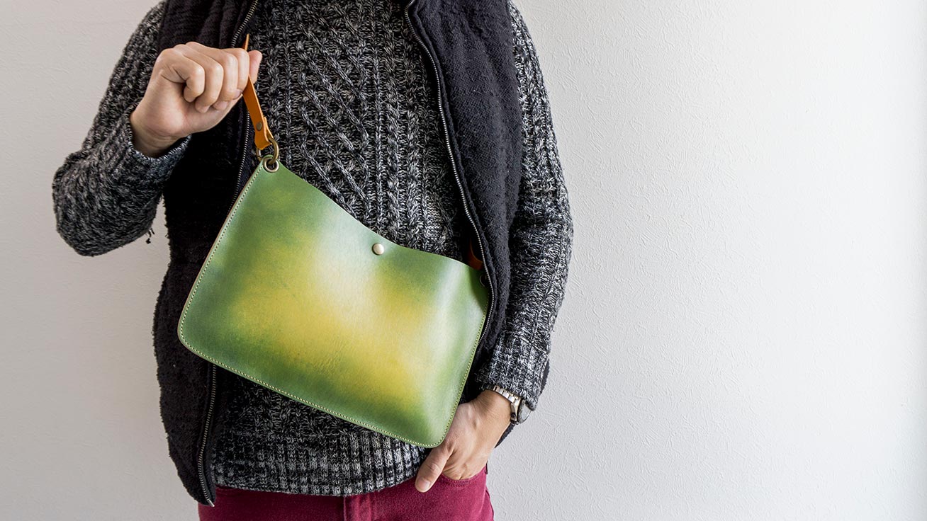 A compact sacoche made from leather with a hand-dyed look