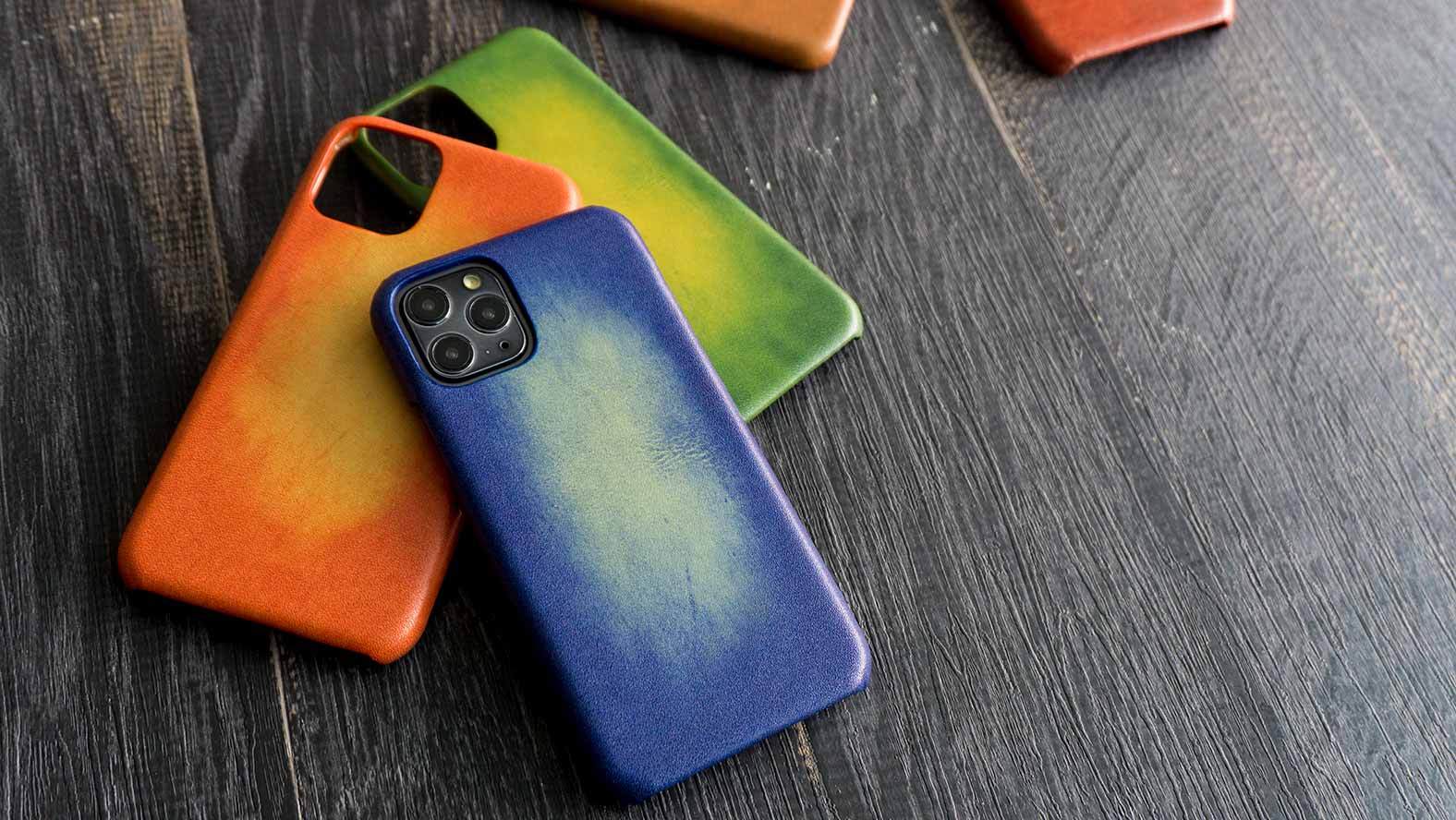 Smartphone cases with a hand-dyed natural leather look made with a UV printer