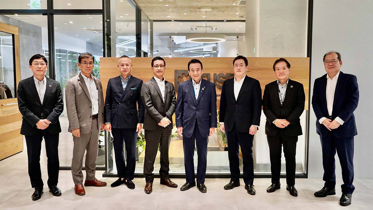 Hamamatsu City Mayor Yasutomo Suzuki (center), Roland DG President Tanabe (4th from left) and executives from other participating companies served as screening judges.