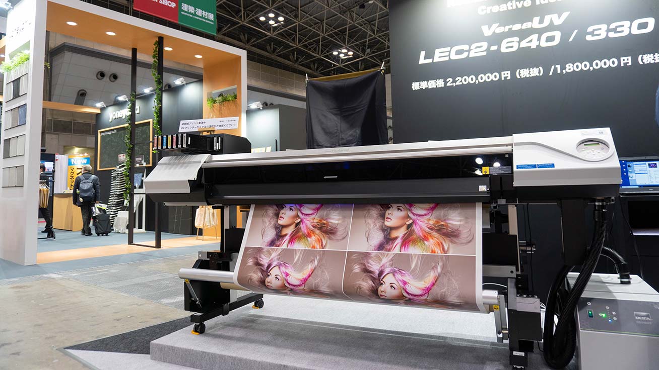 Printing directly onto wallpaper with the VersaUV LEC2-640 wide-format UV printer/cutter.