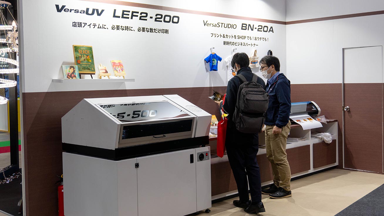 The VersaUV LEF2-200 benchtop UV flatbed printer (left) can print directly onto accessories.