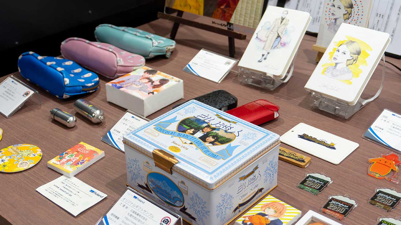 A wide range of samples personalized with UV printers were on display, including the custom Shiroi Koibito cookie boxes that have been a popular hit in Hokkaido.
