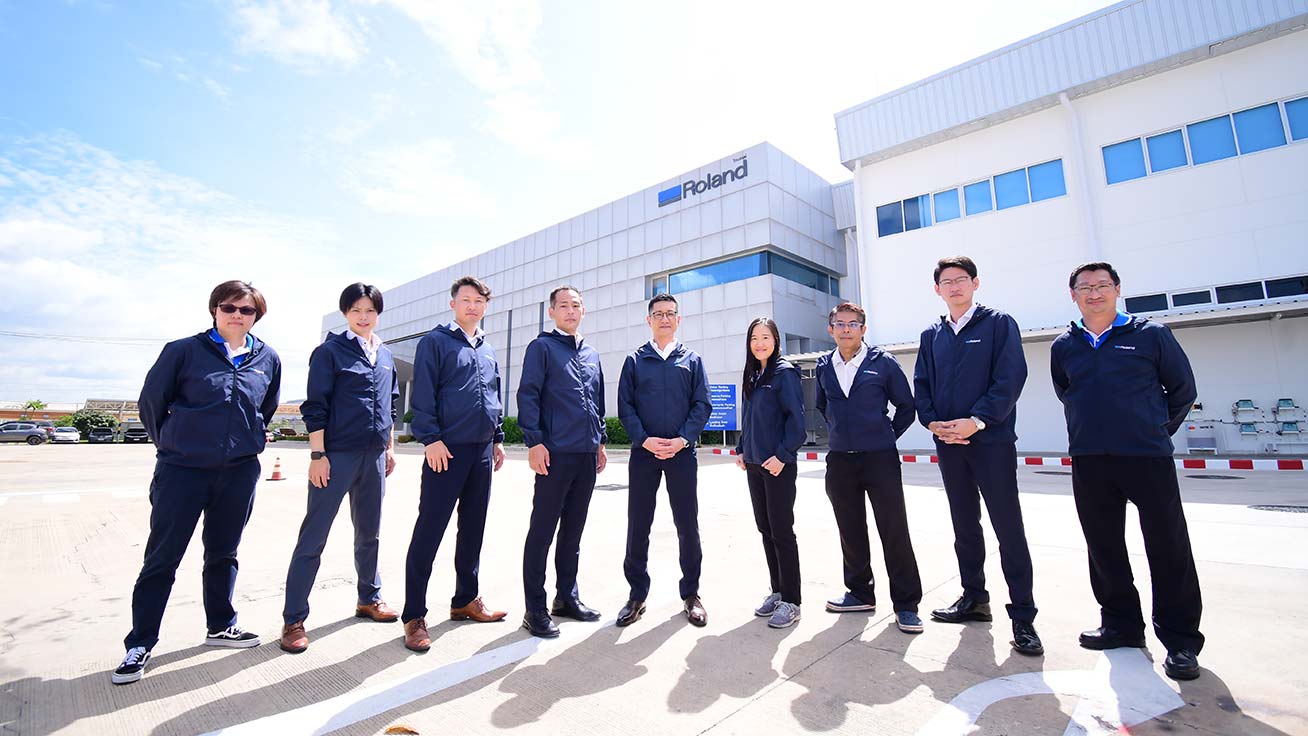 Thai managers and Japanese staff in charge of production and procurement at the factory pose for a commemorative photo.