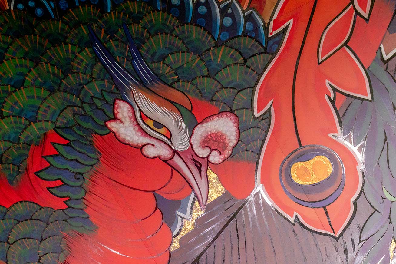 UVインクの特性を駆使し、鳳凰の赤色や絵具の質感、筆遣いまで再現