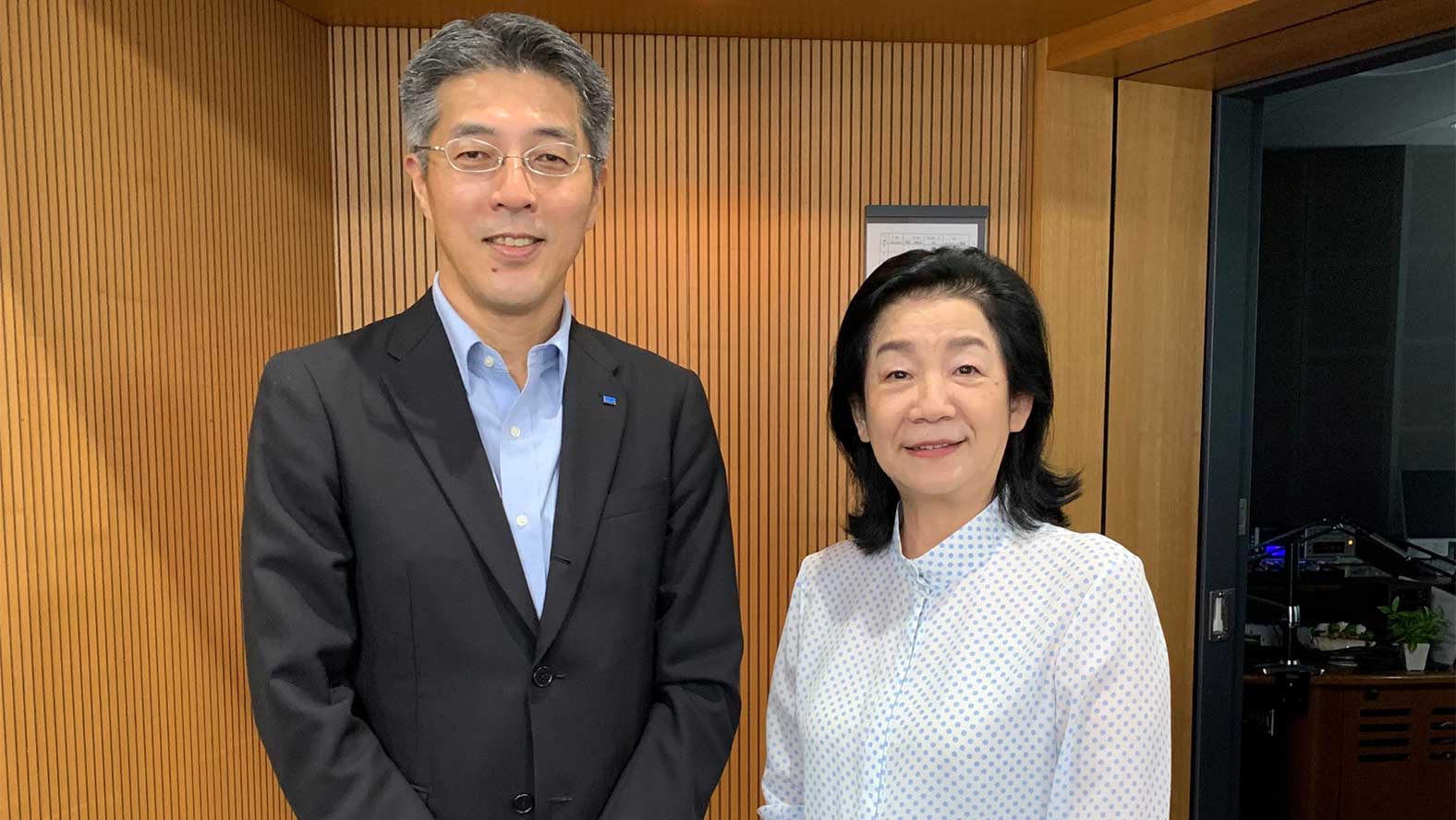 DGSHAPE株式会社社長の尾藤（左）とパーソナリティの村松尋代さん（右）
