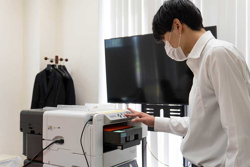 Shizuoka University Motors team members produced T-shirts using the VersaSTUDIO BT-12 direct-to-garment printers.
