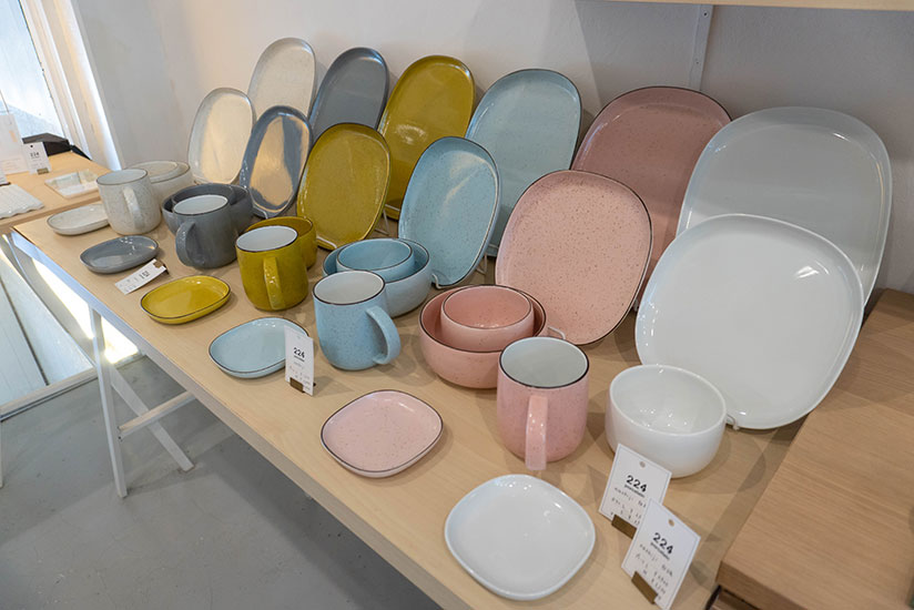 Colorful tableware to suit any dining table.