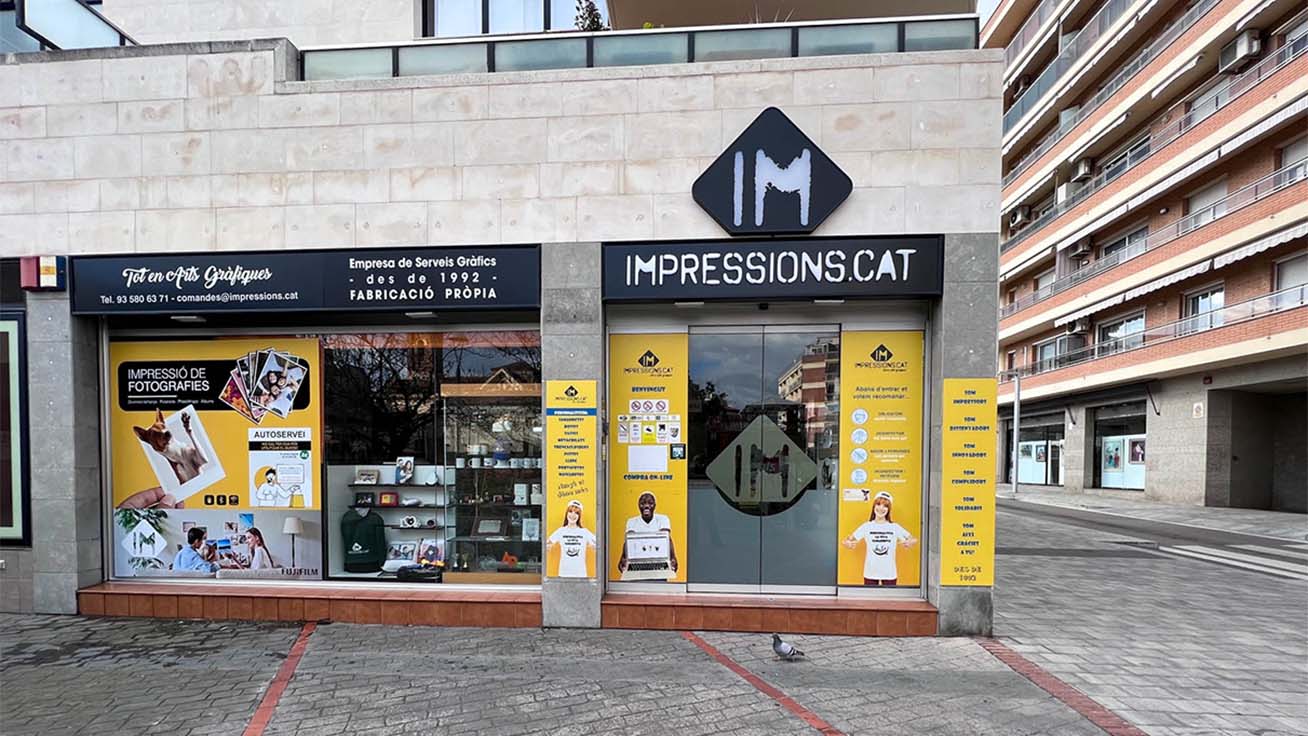 Impressions.cat store is located in a residential area.