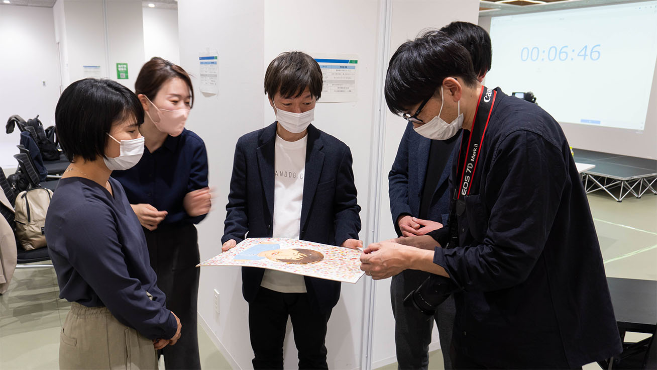 Real keepsakes and tiny replicas captured participants’ attention.