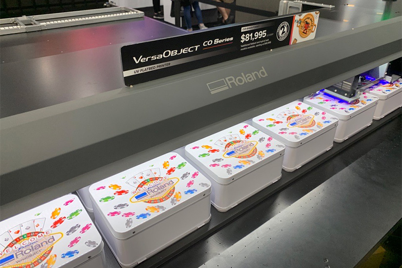 The VersaOBJECT CO series UV flatbed printers can print directly on objects up to 200 mm in height.