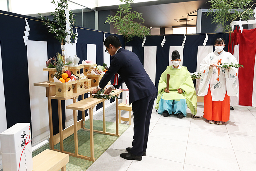 President Tanabe offering a ritual offering