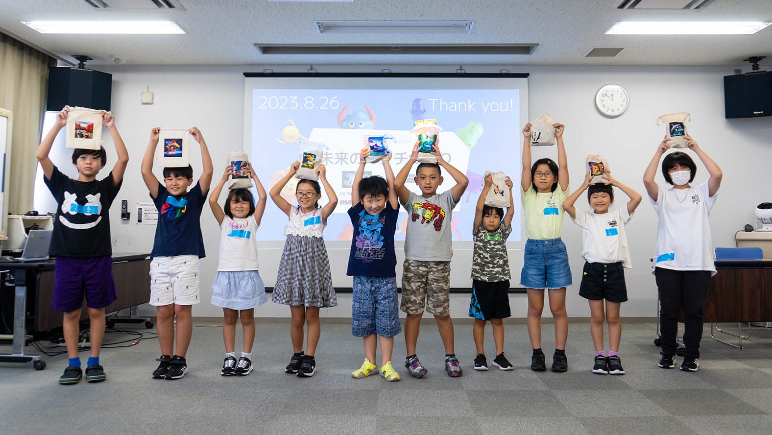 ワークショップ参加の子供達集合写真