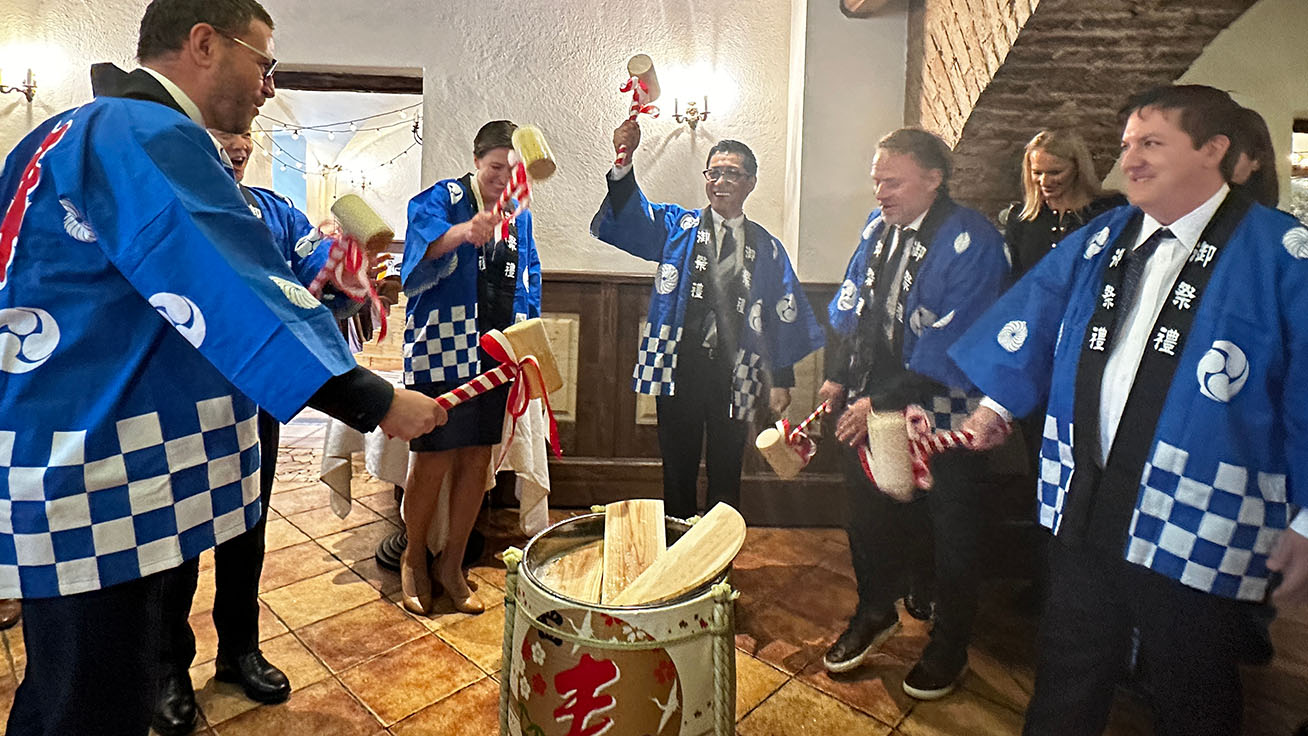 Sake barrel breaking ceremony