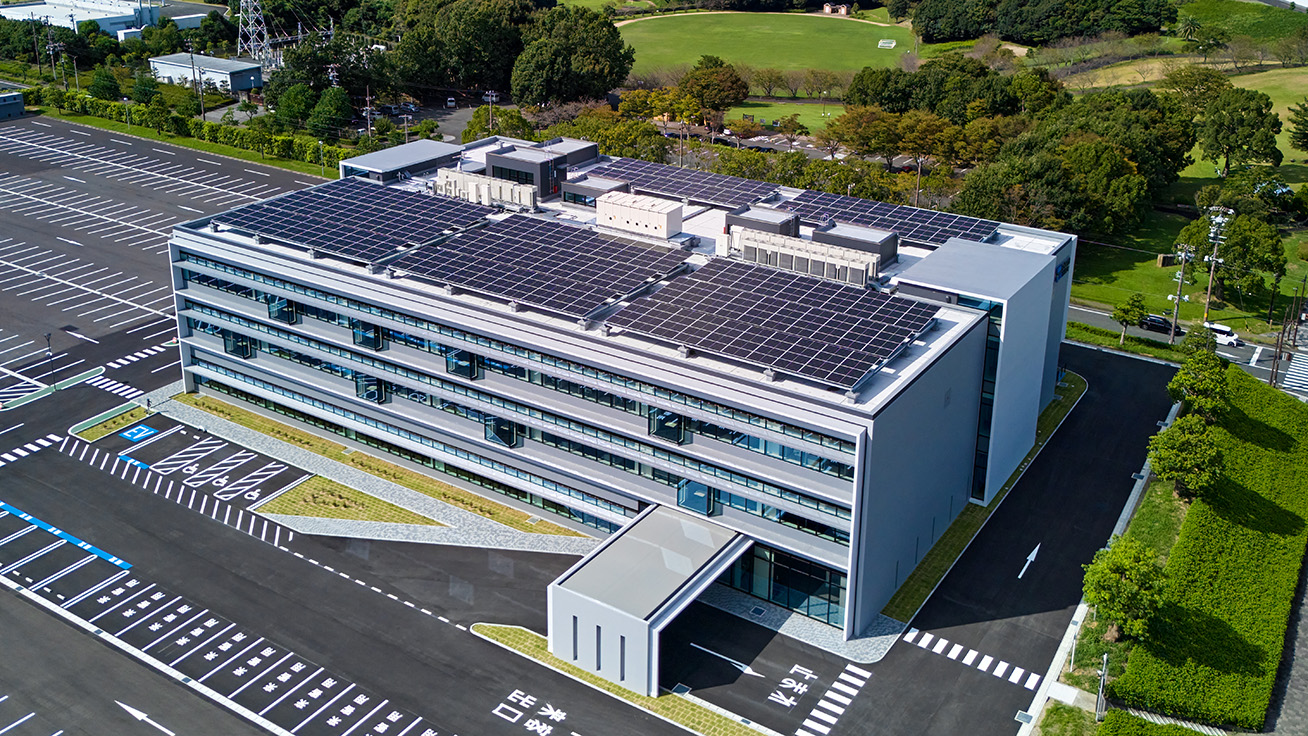 屋上の太陽光発電パネル