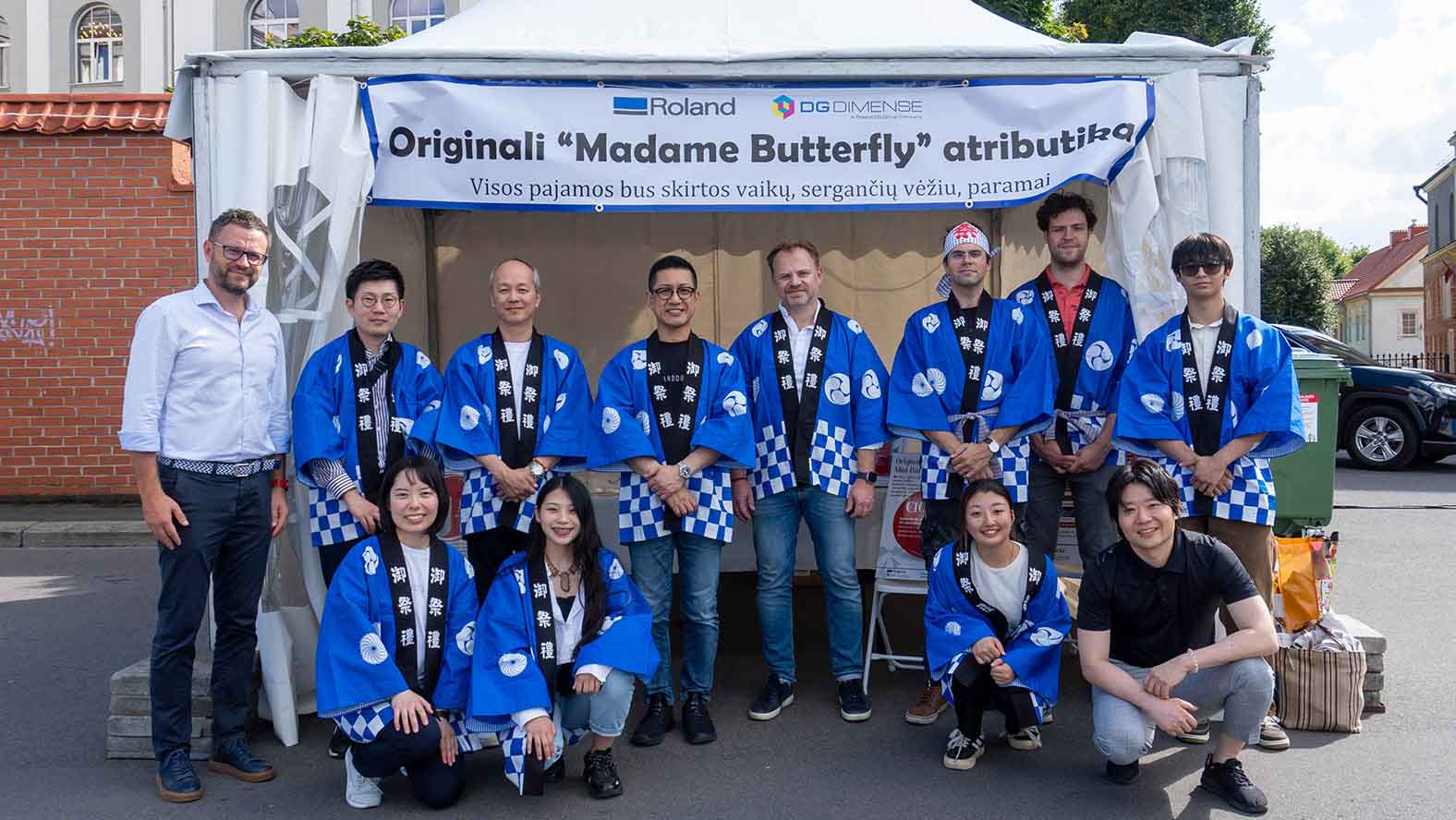 Commemorative photo in front of the booth